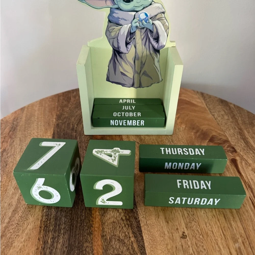 Star Wars Green Baby Yoda Desk Calendar
